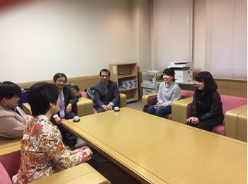 学部生と歓談